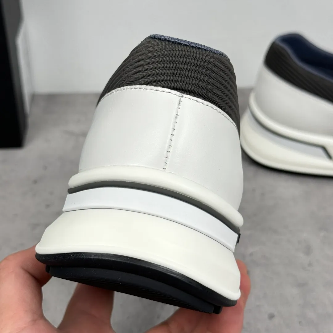 Batch 700 Prada/Prada men's matte leather thick-soled lightweight loafers! Casual fit, lightweight rubber sole slip-on driving shoes, matte calfskin wrapped around the entire upper, front body in pebbled calfskin/soft cloth, two styles available! Decorated with genuine leather buckle, front decorative details of PRADA silver letters, genuine leather feet, classic silver letter logo badge details, technical mesh lining, push-on opening and closing method, convenient and comfortable, cool and breathable! Paired with a lightweight, sporty functional thick sole, it is extremely comfortable on the feet and will not be tiring after long-term wear. It is available in multiple colors to meet different matching needs and comes with a complete package! Size: 39-40-41-42-43-44 Leather shoe size Item number: 2EE915 leather cloth white gray